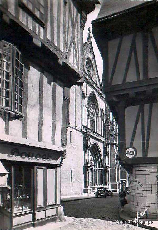 56 Vannes Place Henri IV I.jpg